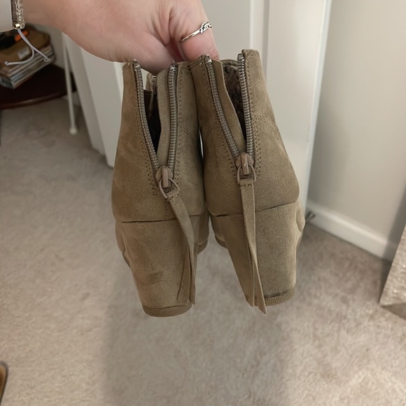 Light brown suede bootie size 8 - Picture 2 of 7